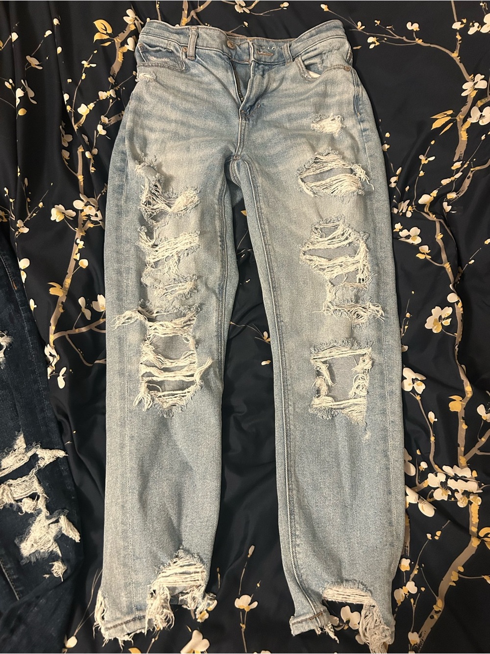 American Eagle Outfitters Light Wash Ripped Boyfriend Jeans